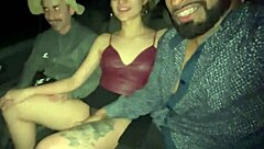 A loirinha aprontou com os dois na carona do carro, criando uma aventura divertida no caminho