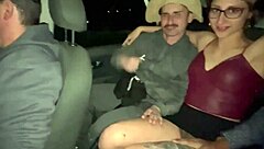 A loirinha aprontou com os dois na carona do carro, criando uma aventura divertida no caminho