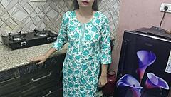 इंडियन सौतेली माँ किचन में बेंट ओवर होकर स्टेपसन को बड़ा अस टिट्स के साथ चोदती है