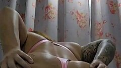 mostrando a buceta e pau na masturbação solo com exibicionismo.