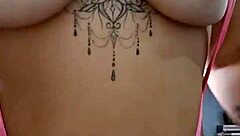 mostrando a buceta e pau na masturbação solo com exibicionismo.