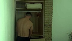 pillo a la sucia de mi compa�era de piso masturbandose y me la follo duro en doggystyle