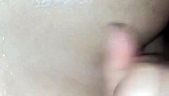 el vecino me sorprende en el baño y lo invito a acompañarme, pero termino con mi gran culo colombiano temblando