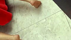 el vecino me sorprende en el baño y lo invito a acompañarme, pero termino con mi gran culo colombiano temblando