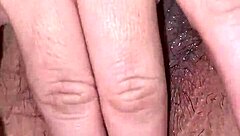 Why is this esposa fingering her pussy in masturbation?