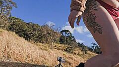 guia turístico mostra pau para turista na montanha, criando uma narrativa sutil de aventura.