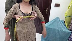 पाकिस्तानी लड़की दर्जी की दुकान में प्यारा आकर्षण दिखाती है