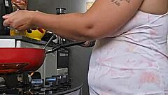 Pregnant woman shows off her big ass