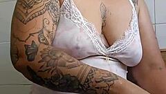 Pregnant woman shows off her big ass