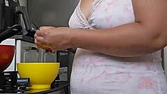 Pregnant woman shows off her big ass