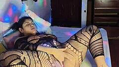 sorprendo a mi hermanastra masturbandose y la follo con creampie