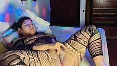 sorprendo a mi hermanastra masturbandose y la follo con creampie