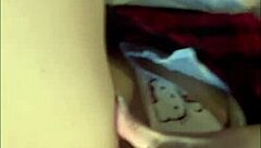 Rica colegiala caliente se masturba esperando a su profe con dildo!