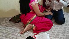 इंडियन टीचर सेक्स में छात्र का लण्ड पकड़कर चुद गई