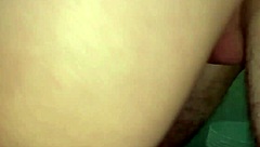 llego de trabajo y mi hijastra esta en la ducha asi que entro y le follo el coño