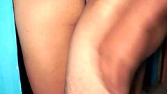 Ella se queda atorada en la puerta y aprovecho para penetrarla y hacerla gemir