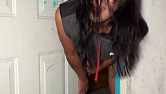 Ella se queda atorada en la puerta y aprovecho para penetrarla y hacerla gemir