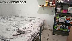 Sexy madrastra mexicana limpia el dormitorio en tanga y se graba para hijastro