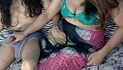 अरे यह हॉट पंजाबी इंडियन कपल घर पर अकेले होने पर डर्टी टॉक के साथ म्यूचुअल मस्तरबेशन का मजा लेता है