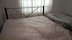 Sexy madrastra mexicana limpia el dormitorio en tanga y se graba para hijastro