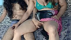 अरे यह हॉट पंजाबी इंडियन कपल घर पर अकेले होने पर डर्टी टॉक के साथ म्यूचुअल मस्तरबेशन का मजा लेता है