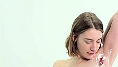 मुझे पसंद है स्वीट को स्मूथ शेव करते देखना और सेक्सी हो जाना