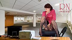 uh, i'm this naked secretary tryna seduce my boss, showin off my pussy and tits while masturbatin my cunt at work