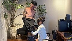 secretaria transa com funcionário sem camisinha em uma foda quente e apertada