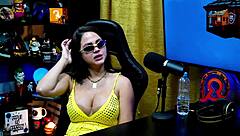 geisy dk shows her beautiful back tattoo and asks ruan to put her on all fours - p�pum no barraco - she commands