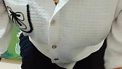 वाह यह सुंदर इंडियन लड़की अपनी टाइट चूत को फिंगर करके इतना मजा ले रही है 🔥💦