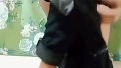 वाह यह सुंदर इंडियन लड़की अपनी टाइट चूत को फिंगर करके इतना मजा ले रही है 🔥💦