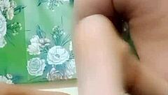 वाह यह सुंदर इंडियन लड़की अपनी टाइट चूत को फिंगर करके इतना मजा ले रही है 🔥💦