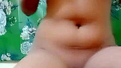 वाह यह सुंदर इंडियन लड़की अपनी टाइट चूत को फिंगर करके इतना मजा ले रही है 🔥💦