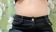 वाह यह सुंदर इंडियन लड़की अपनी टाइट चूत को फिंगर करके इतना मजा ले रही है 🔥💦