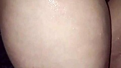 el vecino me sorprende en el baño y me ayuda con una tarea rápida.