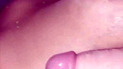 el vecino me sorprende en el baño y me ayuda con una tarea rápida.