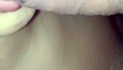 el vecino me sorprende en el baño y me ayuda con una tarea rápida.