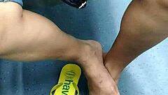 I love watching this candid Brazilian girl doing shoeplay with her flip flops