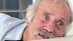 ये हॉर्नी स्टेप भाई बहन सोते ग्रैंडपा के पास बेयरबैक सेक्स कर रहे 😏