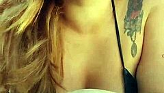 colocou um biquíni curto e foi na praia atrás de macho