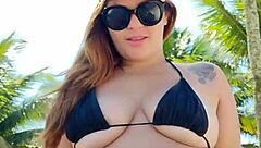 colocou um biquíni curto e foi na praia atrás de macho