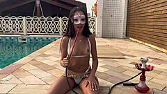 Novinha transa na beira da piscina depois de fumar narguile, com boquete e foda intensa.