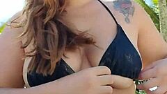 colocou um biquíni curto e foi na praia atrás de macho