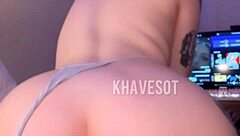 Latina caliente se masturba sensualmente y se mete un consolador en el agujero de la vagina - mujer sola