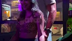 achei um macho com pauzão na balada, ele me pegou na frente do corno e me comeu doggy na pracinha... dogging insano!