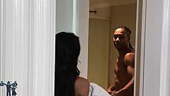 vecino usa mi ducha rota pa' follar a esta milf latina vecina con verga gigante 😈