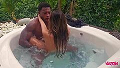 Foda quente na hidro bends her over big cock!