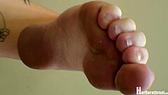 lilly points her nude pregnant toes for foot fetish fun