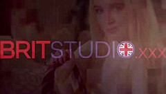 18 YEAR OLD BRITISH AMATEUR MASTURBATES TO ORGASM OUTDOORS IN PUBLIC