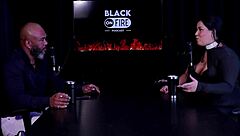 Sente tesão vendo punheta pra ela? Pri melancia começou nua e virou vendedora safada no sheer red